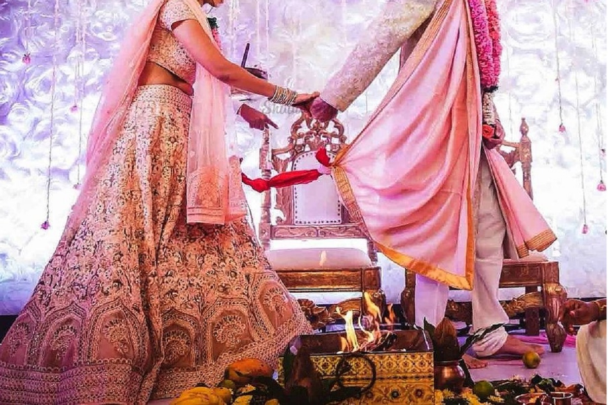 नवरदेवावर फुलांऐवजी दगडांचा मारा (प्रतिकात्मक फोटो)