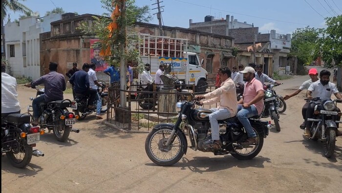 तर आमचं 30 जणांचं एकत्र कुटुंब आहे. आमच्या घरात 5 बुलेट आहेत, असं येथील अन्य एक गावकरी अमरसिंह पाटील यांनी दिली. आमच्या गावातील प्रत्येक घरात एक-दोन बुलेट आहेत, असं त्यांनी सांगितलं.