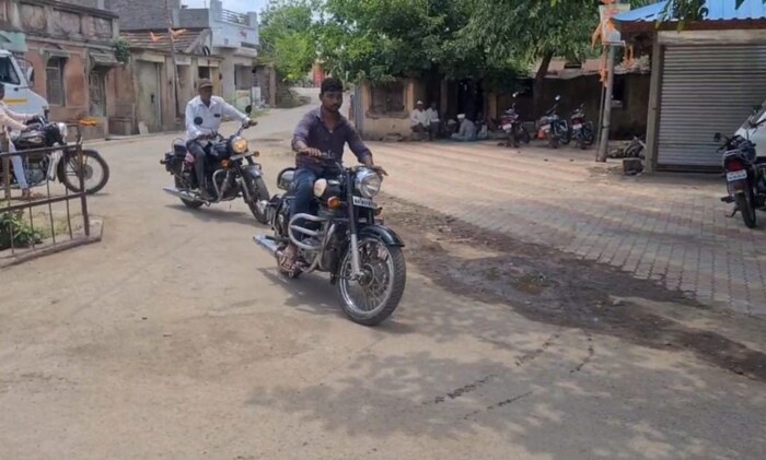 रोज नव्यानं दाखल होणाऱ्या बाईकच्या गर्दीत बुलेटची क्रेझ आजही कायम आहे. पोलीसांची गाडी म्हणून पूर्वी बुलेट ओळखली जात असे.