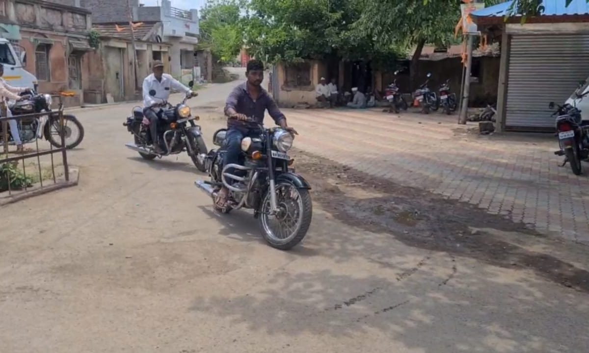 रोज नव्यानं दाखल होणाऱ्या बाईकच्या गर्दीत बुलेटची क्रेझ आजही कायम आहे. पोलीसांची गाडी म्हणून पूर्वी बुलेट ओळखली जात असे.