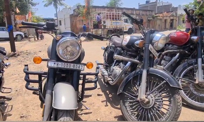 आज ज्येष्ठ नागरिक बनलेल्या पिढीतील मंडळींनी बुलेट खरेदी केली. एका घरातील बुलेट पाहून त्यापेक्षा आधुनिक मॉडेलची बुलेट आपल्याकडं असावी, असा प्रयत्न इतरजण करू लागले.