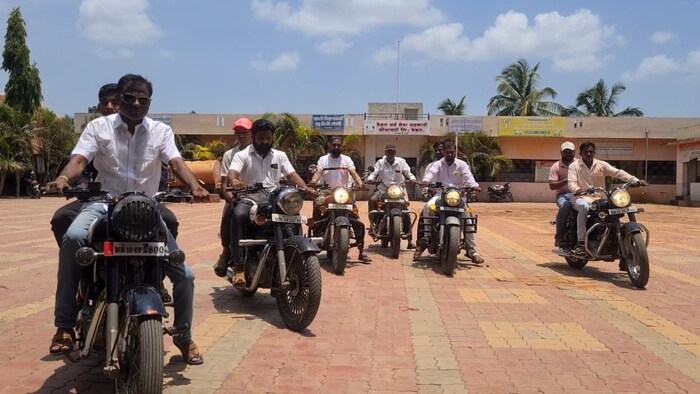 कुणीही नवी बुलेट आणली की त्यापेक्षा कडक फायरिंगची बुलेट माझ्याकडं कशी असेल, असं गावकऱ्यांना वाटतं, त्यामुळे इथून पुढेही गावात बुलेटच सर्वात जास्त दिसतील,' अशी माहिती येथील गावकरी मल्लिकार्जून कांगुने यांनी दिली.