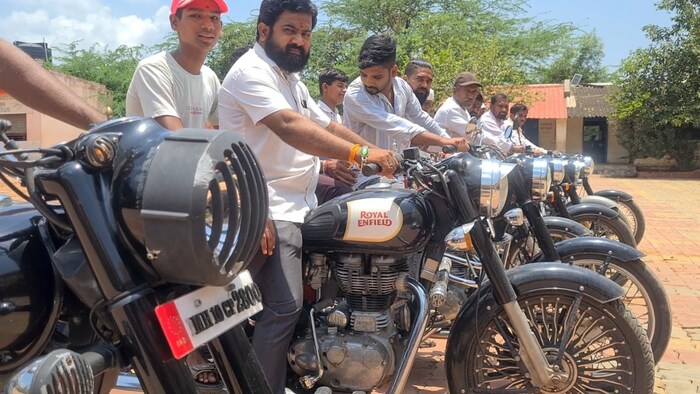 आपल्याकडं बुलेट असावी, बुलेटस्वार होऊन सर्वांवर छाप पाडावी अशी अनेक तरुणांची इच्छा असते. तरुणांप्रमाणेच तरुणींमध्येही बुलेटची क्रेझ आता चांगलीच वाढलीय.