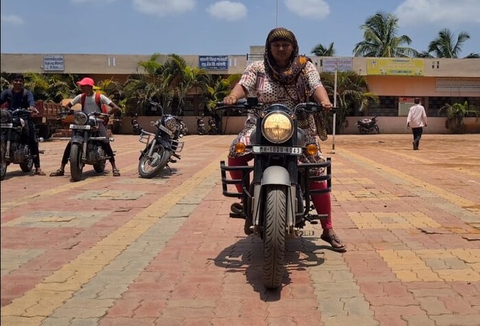 बेडगमधील तरुणींमध्येही बुलेटची आवड आहे. 'आम्ही कोणत्याही कामासाठी बाहेर पडताना, तसंच दुसऱ्या गावाला शिकायला जाताना बुलेटचा वापर करतो, अशी माहिती येथील शिक्षिका प्रतीक्षा चौगुले यांनी दिली.