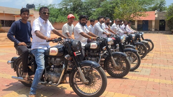 बेडगमधील गावकरी प्रामुख्यानं ऊस आणि द्राक्ष शेती करतात. जोडीला कुक्कूटपालन हा जोडधंदा देखील आहे. गावातील शेती बहरली आणि गावकऱ्यांची आर्थिक सुबत्ता वाढली.