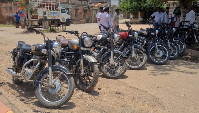 'आधीच्या पिढीची बुलेटची आवड ही तरूणांनी देखील जपलीय. आमच्या गावातील तरूणांकडंही आधुनिक बुलेट आहेत. त्याचबरोबर आम्ही जुन्या बुलेटही जपून ठेवल्यात, असे गावातील तरुण सांगतात.