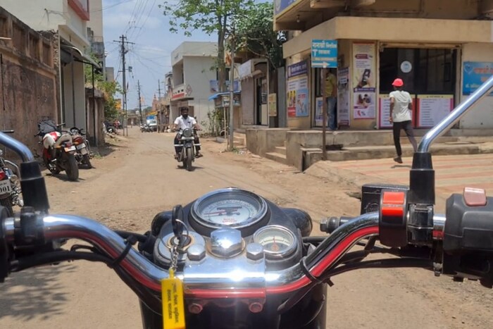  जिल्ह्यातील बेडग गावाची 'बुलेटचं गाव' अशी ओळख आहे. साधारण 27 हजार लोकसंख्येचं हे गाव आहे.गावात पूर्वी एक मोटारसायकलही नव्हती. म्हैसाळ योजनेचं पाणी गावात आलं आणि गावाचं चित्र बदललं.