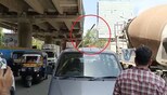 ठाण्यात धक्कादायक प्रकार, ब्रीजवरून पडलेली सळई गाडीच्या छतातून आरपार पाहा VIDEO