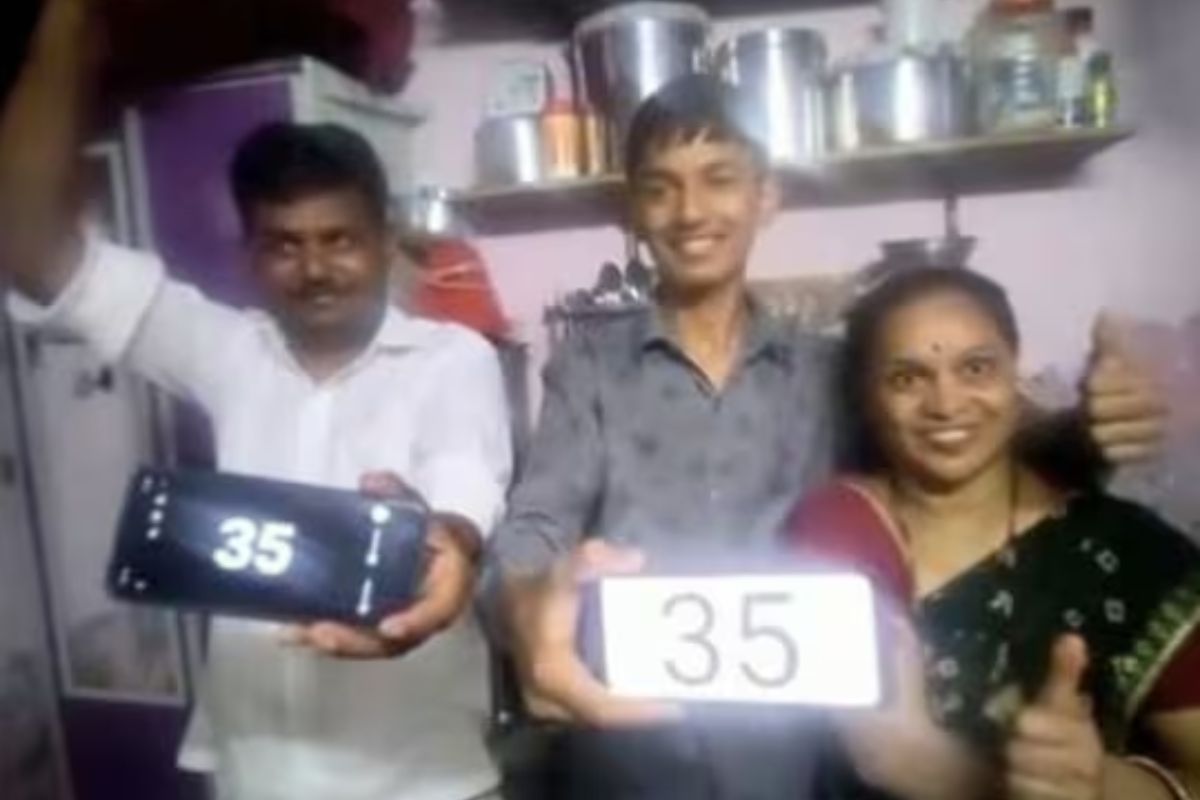 मुलगा पास झाल्याचा आनंद पालकांनी साजरा केला