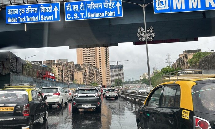  ईस्टर्न सबवेवर वाहतूक कोंडी पाहायला मिळाली. चेंबूर ते वडाळा दरम्यान वाहतूक धीम्या गतीनं सुरू आहे. त्यामुळे तुम्ही घराबाहेर कामासाठी जाणार असाल तर थोडं लवकरच निघा. 