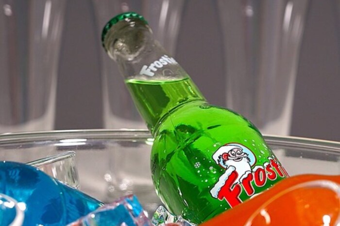 याशिवास पॅकेज देताना ते बाटलीतून सांडू नये म्हणूनही ही जागा सोडली जाते. 