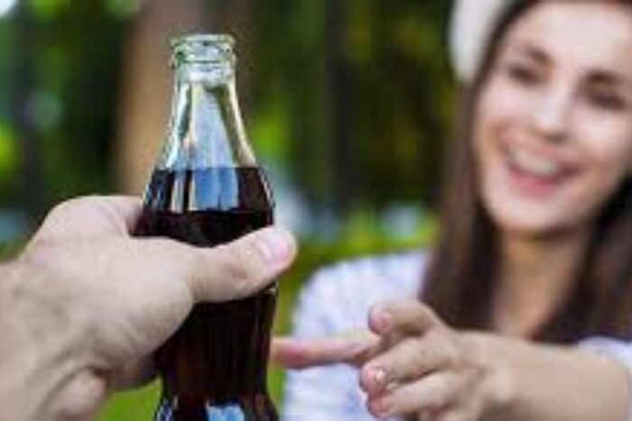 कोल्ड्रिंग पिताना तुम्ही एका गोष्ट नोटीस केली का, ती म्हणजे कोल्ड्रिंकच्या बाटल्यांमध्ये रिकामी जागा का असते? याविषयी आज जाणून घेऊया. 