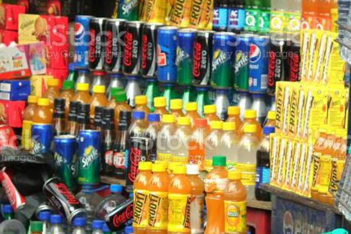 अनेकजणांना कोल्ड्रिंक प्यायला खूप आवडतं. लहानांपासून मोठ्यापर्यंत सर्वांनाच कोल्ड्रिंक आवडतं. 