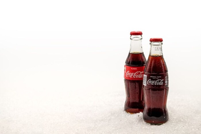 सॉफ्ट ड्रिंक कमी तापमानात पॅक केले जातात. त्यानंतर त्यातील काहींना गरजेनुसार उन्हात ठेवल्या जातात. त्यामुळे बाटलीतील तापमान वाढते आणि गॅस बॉटलीतून बाहेर येतो. गॅसचा दबाव जास्त असल्यावर तो प्लॅस्टिकच्या बॉटलला फाडू शकतो. त्यामुळे बाॉटल फाटू नसे म्हणून त्यांच्यावर रिकामी जागा सोडली जाते.