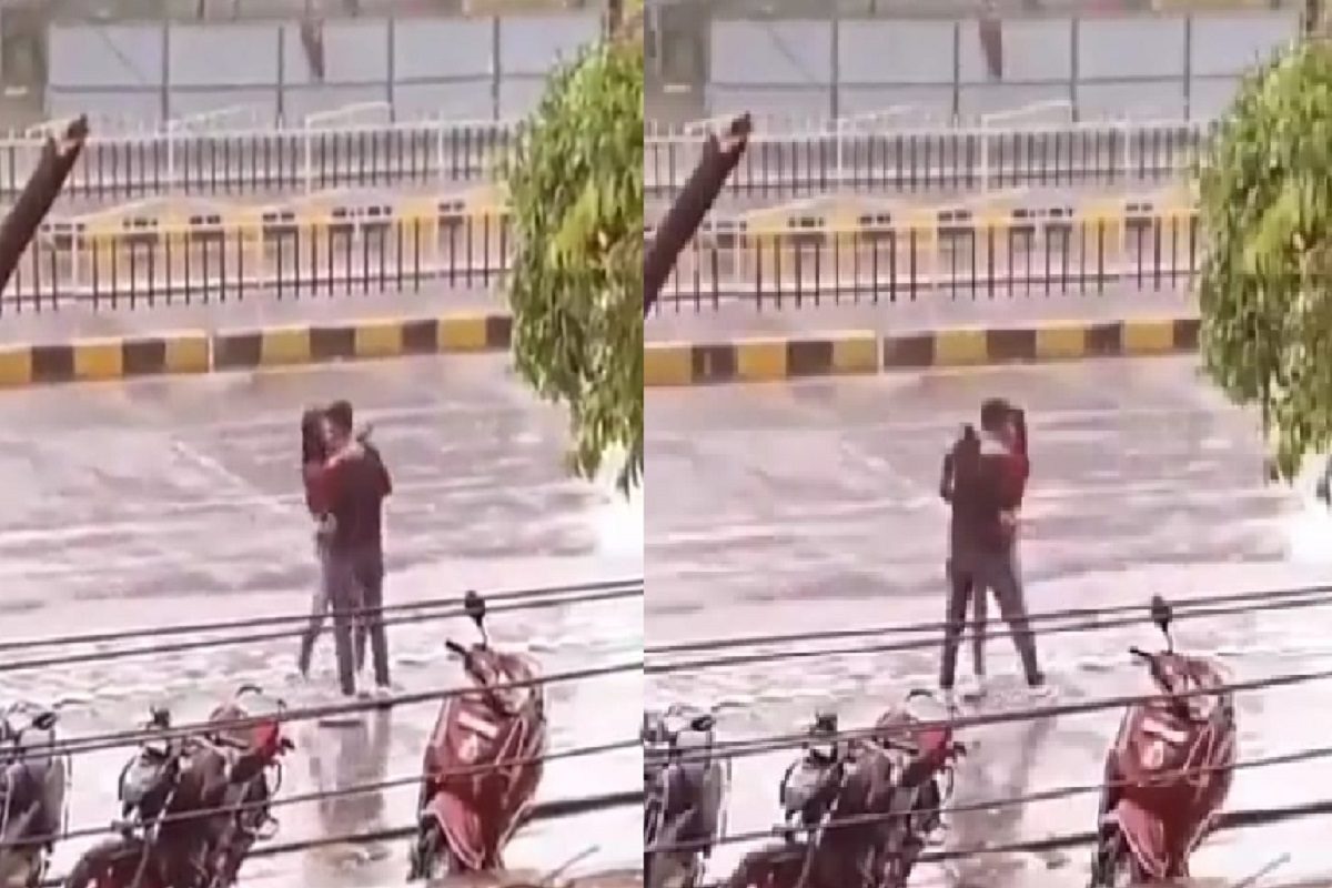 कपलचा पावसात रोमान्स (फोटो - ट्विटर व्हिडीओ ग्रॅब)