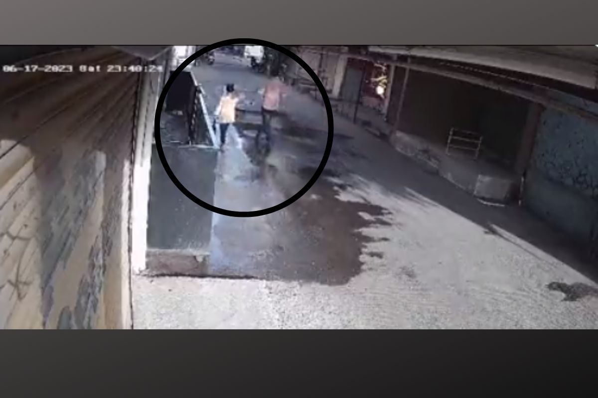 Solapur News : अल्पवयीन मुलीचा भररस्त्यात विनयभंग; CCTV मुळे समोर आलं नराधमाचं दुष्कृत्य