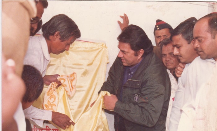  त्यामुळे जाट समाजात टोकडे गावाचे वेगळे आणि महत्वाचे स्थान असल्याने धर्मेंद्र यांनी येथील विद्यालयाला आईचे नाव देऊन आर्थिक मदत केली. एवढंच नाही तर 1984 साली टोकडे गावाला भेट देखील दिली होती. 