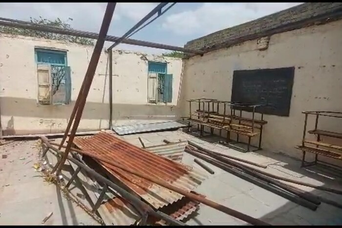 काही दिवसा पूर्वी आलेल्या वादळात विद्यालयाच्या काही खोल्यांचे पत्रे उडून गेले तर भिंती देखील पडल्या आहे. सध्या या विद्यालयाची दयनीय अवस्था झाली असून ज्या वर्गात विद्यार्थी बसतात त्यांची वाईट अवस्था झाली आहे. 