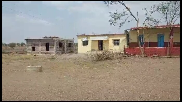 विद्यालय एकच कुटुंब चालवते तर इतर समाज बांधव मॅनेजमेन्ट कमिटीवर नसल्यामुळे धर्मेंद्र नाराज आहे, त्यामुळे ते लक्ष देत नसल्याचे विठोबा दयानंद यांचे म्हणणे आहे तर आम्हांला कोणाच्या मदतीची गरज नसल्याचे मुख्याध्यापक सुनील फरस सांगतात. समाजातील दोन गटात असलेल्या मतभेदाचा फटका विद्यालयाला बसत असल्याचे दिसून येत आहे. 