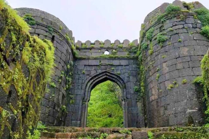 पुण्यातील वेल्हा तालुक्यातील राजगड किल्ल्याच्या पायथ्याशी दर्शना पवारचा मृतदेह सापडला. 
