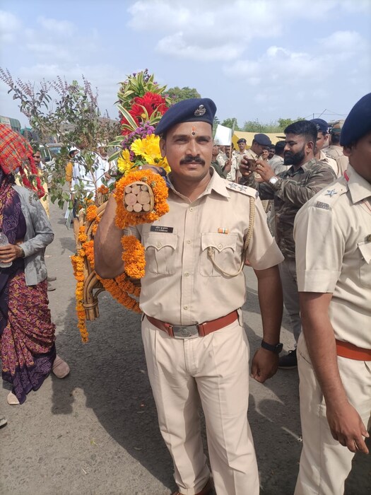 हरिनामाचा गजर करत जनसामान्यांमध्ये मिसळण्याचा त्यांचा हा उपक्रम आहे. वन विभागाच्या अनोख्या कार्याची चर्चा होत आहे.