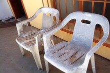 खराब झालेल्या प्लास्टिक खुर्च्या 5 मिनिटात होतील चकाचक, वापरा हा घरगुती उपाय