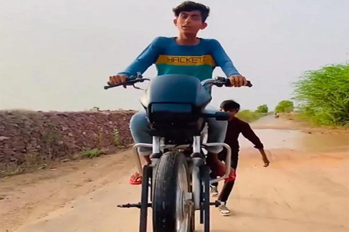 डबल डेकर बाईक (फोटो - इन्स्टाग्राम व्हिडीओ ग्रॅब)