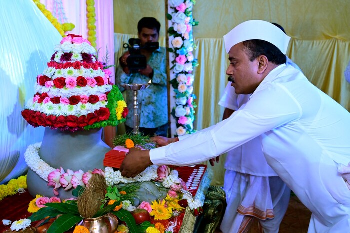 येत्या गणेशोत्सवाची खरी सुरुवात लालबागच्या राजाच्या पाऊल पूजनाने होत असते, असे सांगितले जाते.
