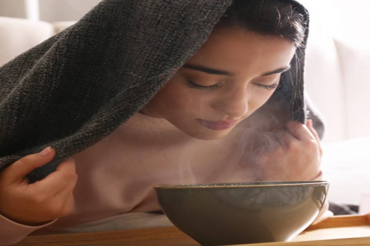 चेहऱ्यावर वाफ घेणं का आहे फायदेशीर? जाणून घ्या यामागील वैज्ञानिक कारण