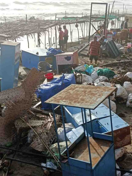 दरम्यान चक्रीवादळामुळे समुद्रात 8 मीटर उंच लाटा उसळण्याची शक्यता व्यक्त करण्यात आली होती. याचा प्रत्यत रत्नागिरीतील गपणपतीपुढे येथे पाहायला मिळाला. समुद्राचे पाणी अचनाक वाढल्याने हे पाणी चौपाटी शेजारी असणाऱ्या दुकांनात शिरल्याचे पाहायला मिळाले. यावेळी पर्यटकांची चांगलीच तारांबळ उडाली. दरम्यान, समुद्राला उधाण आल्याने मच्छिमारांना समुद्रात न जाण्याचा इशारा देण्यात आला आहे.