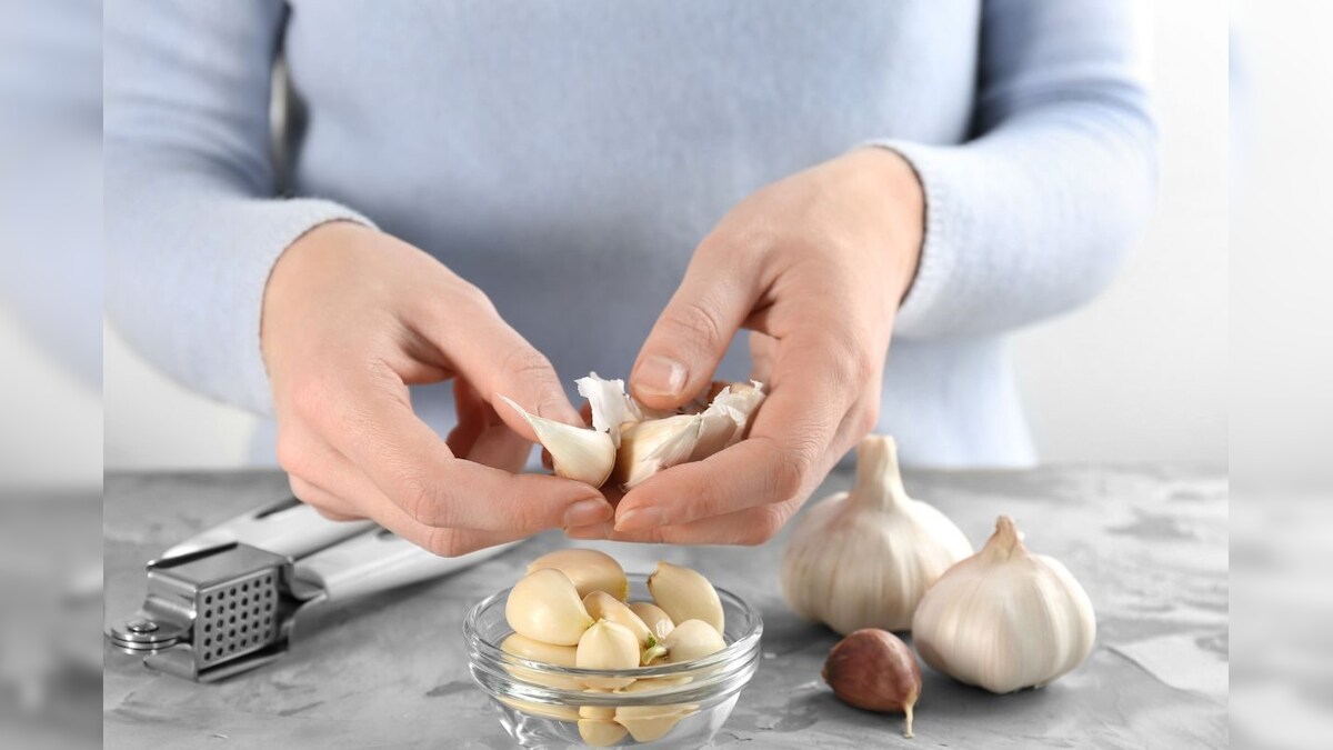 Kitchen jugad काही सेकंदात सोला किलोभर लसूण, व्हिडीओत पाहा संपूर्ण