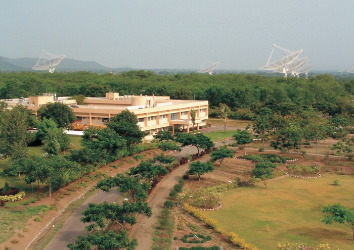 या हमचे अस्तित्व सिद्ध झाल्याने आपल्या ब्रम्हाडाची निर्मिती नेमकी कशी झाली याचं कोडं उलगडण्यात मोलाची साथ लाभणार आहे, अशी माहिती डॉ जे. के. सोळंकी (वरिष्ठ अधिकारी एनसीआरए व सभासद विज्ञान प्रसार समिती एनसीआरए जीएमआरटी) यांनी दिली.