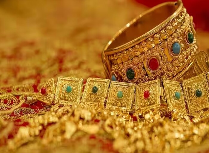 सोन्याचा भाव 58 हजार रुपये प्रति 10 ग्रॅमच्या पुढे आहे. त्याचवेळी चांदीचा भाव प्रतिकिलो 69 हजार रुपयांपेक्षा जास्त आहे. 