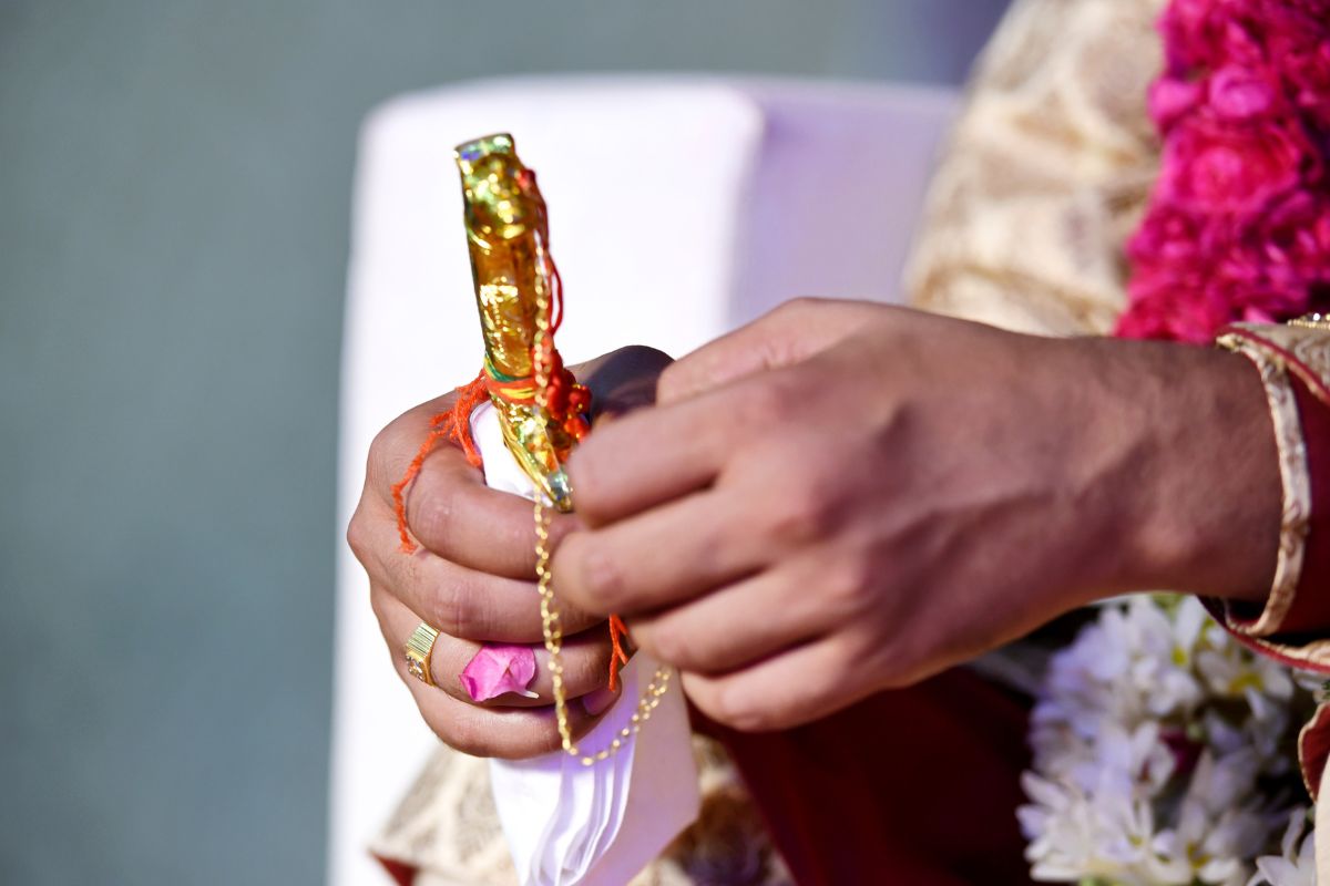 लग्नाच्या वरातीतच चोरी