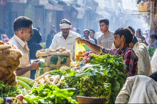 फेरीवाल्यांनो, 10 ते 50 हजारांचं बिनव्याजी कर्ज हवंय? मग 'या' योजनेसाठी करा अर्ज