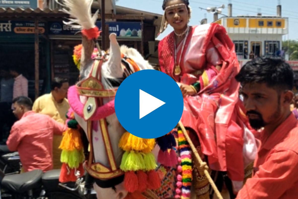 पारंपरिक वाद्यांच्या तालावर घोड्यांनी धरला ठेका