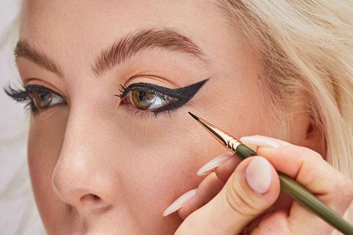 फक्त 2 गोष्टी वापरून घरच्या घरी बनवा केमिकल फ्री जेल आयलायनर