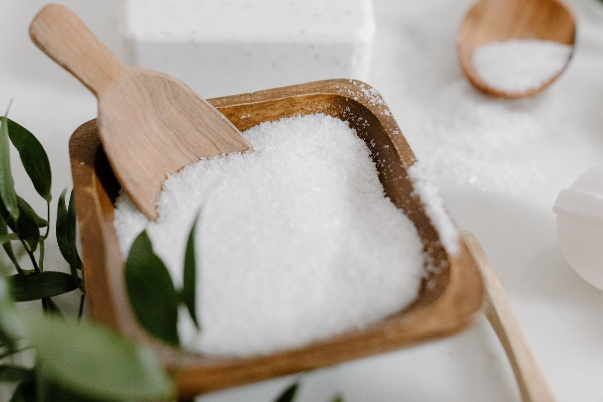 डॉक्टरांकडून जाणून घ्या वयानुसार, व्यक्तीने दररोज किती चमचे मीठ खावे.