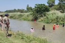 नदीकाठी सापडले मानवी मृतदेहाचे 3 तुकडे, शेजारी आढळले महिलेचे कपडे, पोलीस काय..