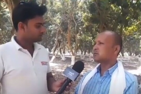 शेतकरी विजयकुमार देव (उजव्या बाजूला)