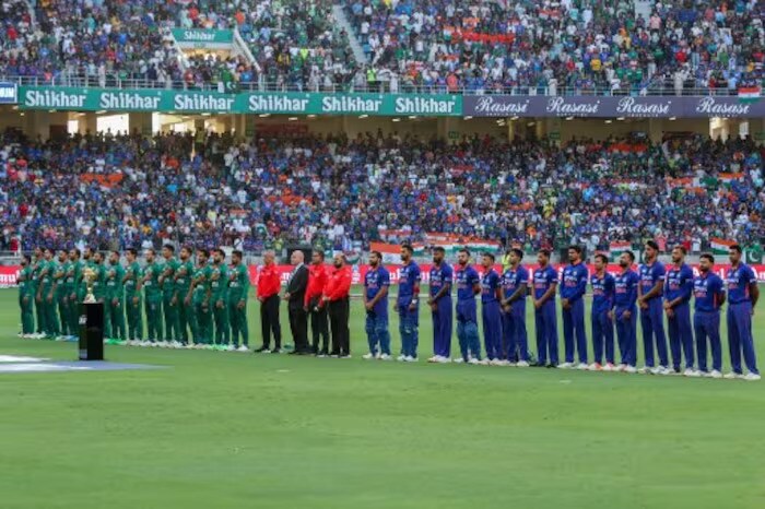 क्रिकइन्फोच्या रिपोर्टनुसार, वन डे क्रिकेट वर्ल्ड कप स्पर्धेत भारत आणि पाकिस्तान 15 ऑक्टोबर 2023 रोजी अहमदाबादच्या नरेंद्र मोदी स्टेडियमवर भिडतील. या मॅचसाठी एक लाख क्रिकेटप्रेमी मैदानावर पोहोचू शकतात. बीसीसीआयनं वर्ल्ड कप स्पर्धेचं संभाव्य वेळापत्रक आयसीसीसोबत शेअर केलंय. स्पर्धेत सहभागी होणाऱ्या सर्व देशांना हे वेळापत्रक पाठवण्यात आलंय. या वेळापत्रकावर येणाऱ्या अभिप्रायानंतर ते पुढील आठवड्यापर्यंत जाहीर केलं जाऊ शकतं.
