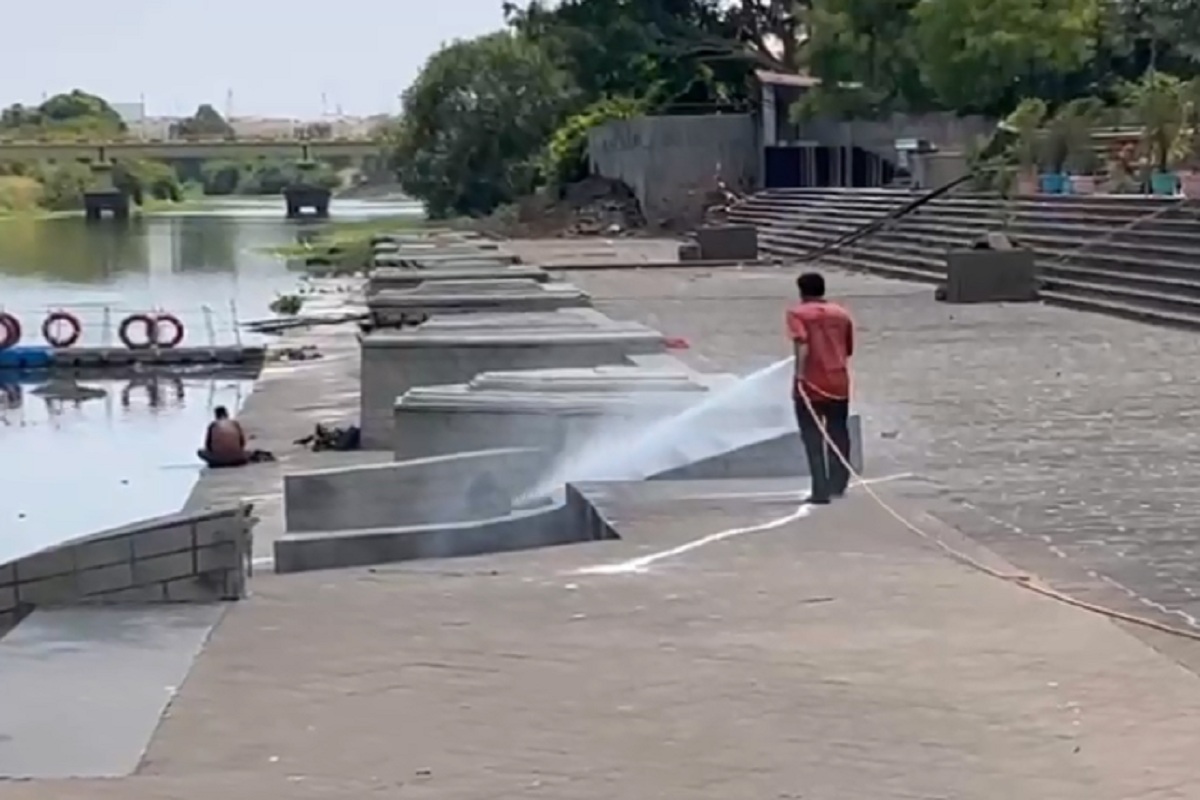 पालखीच्या पार्श्वभूमीवर इंद्रायणी काठाची स्वच्छता