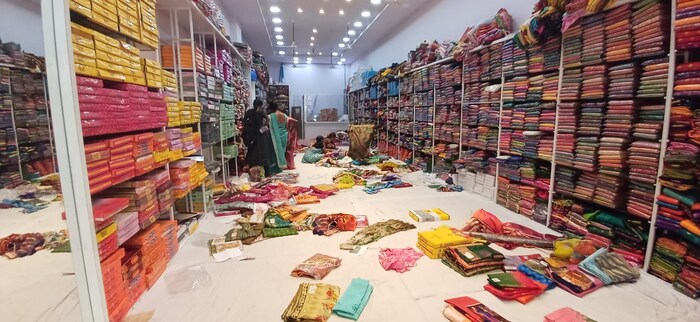 साडी हा प्रत्येक महिलेचा अत्यंत जिव्हाळ्याचा विषय आहे. त्यातच जर कोणी 100 रुपयात साडी विक्री करत असेल तर त्या दुकानामध्ये महिलांची मोठी गर्दी होते. 