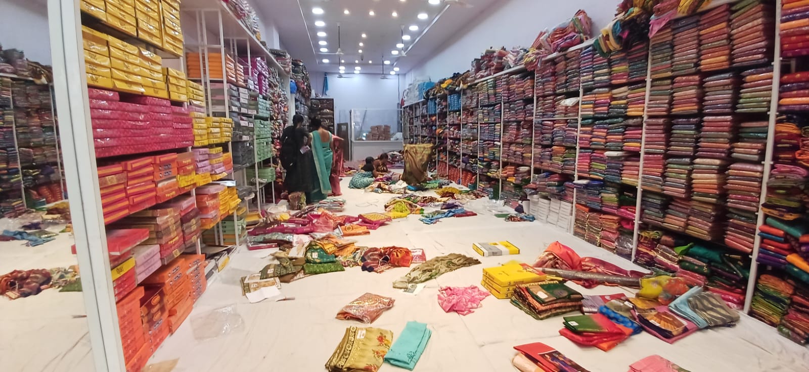 साडी हा प्रत्येक महिलेचा अत्यंत जिव्हाळ्याचा विषय आहे. त्यातच जर कोणी 100 रुपयात साडी विक्री करत असेल तर त्या दुकानामध्ये महिलांची मोठी गर्दी होते. 