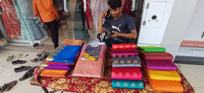 कल्याणमधील एका ठिकाणी चक्क 100 रुपयांपासून साड्या मिळतायत. त्याचबरोबर अन्य साड्याही कमी किंमतीमध्ये घेण्याची संधी इथं उपलब्ध आहे.