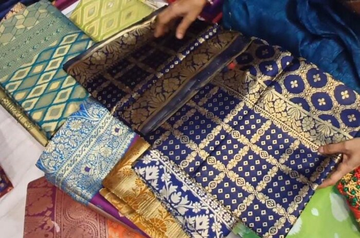  या सर्वांसाठी कल्याणमधील न्यू टेक्सटाइल मार्केटमध्ये 100 रुपयांपासून साड्या उपलब्ध आहेत, अशी माहिती या दुकानाचे मालक शिवराज पाटील यांनी दिली.