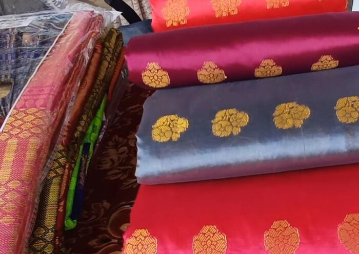 साड्यांची खरेदी न्यू टेक्सटाइल मार्केट, वेद हॉस्पिटल जवळ, कल्याण भिवंडी रोड , कल्याण (प) वेळ - सकाळी 10 ते रात्री 9.30 या वेळेत करता येईल. 