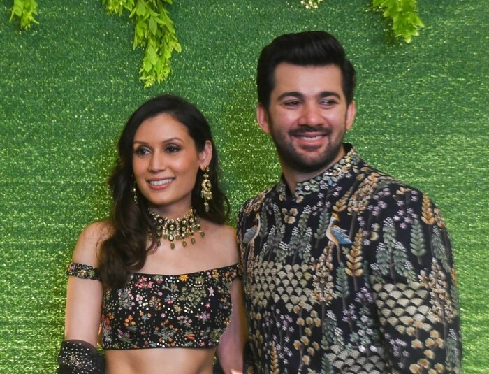करण-द्रिशाच्या लग्नात त्याचे वडील सनी देओल, आजोबा धर्मेंद्र आणि काका बॉबी देओल, अभय देओल आणि इतर पाहुणे सहभागी झाले होते. यादरम्यान धर्मेंद्र देखील स्वतःला डान्स करण्यापासून रोखू शकले नाहीत. यावेळी देओल कुटुंबातील सर्व पुरुष पगडी घातलेले दिसले.