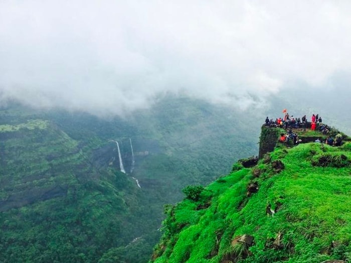 2. खंडाळा- खंडाळा हे पर्यटन स्थळ महाराष्ट्राच्या पश्चिम घाट पर्वत रांगेत वसलेले एक सुंदर हिल स्टेशन आहे. हे लोणावळ्यापासून सुमारे 3 किमी आहे आणि कर्जतपासून सुमारे 33.4 किमी अंतरावर आहे. भोर घाटाच्या माथ्यावर असलेले हे ठिकाण महाराष्ट्रातील प्रमुख शहरे - मुंबई आणि पुणे यांच्यातील मध्यवर्ती भागात येते. तुम्ही राजमाची पॉईंट आणि सनसेट पॉइंट, थ्री टायर्ड, कुणे धबधबा, ताम्हिणी घाट, खिंड आणि बौद्ध धर्माच्या नक्षीकामांनी सुशोभित भाजा आणि कार्ला या प्राचीन लेण्यांना भेट देऊ शकता.