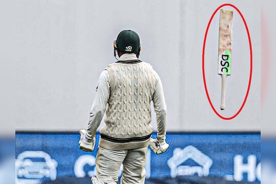 उस्मान ख्वाजाने शतकानंतर हवेत भिरकावली बॅट